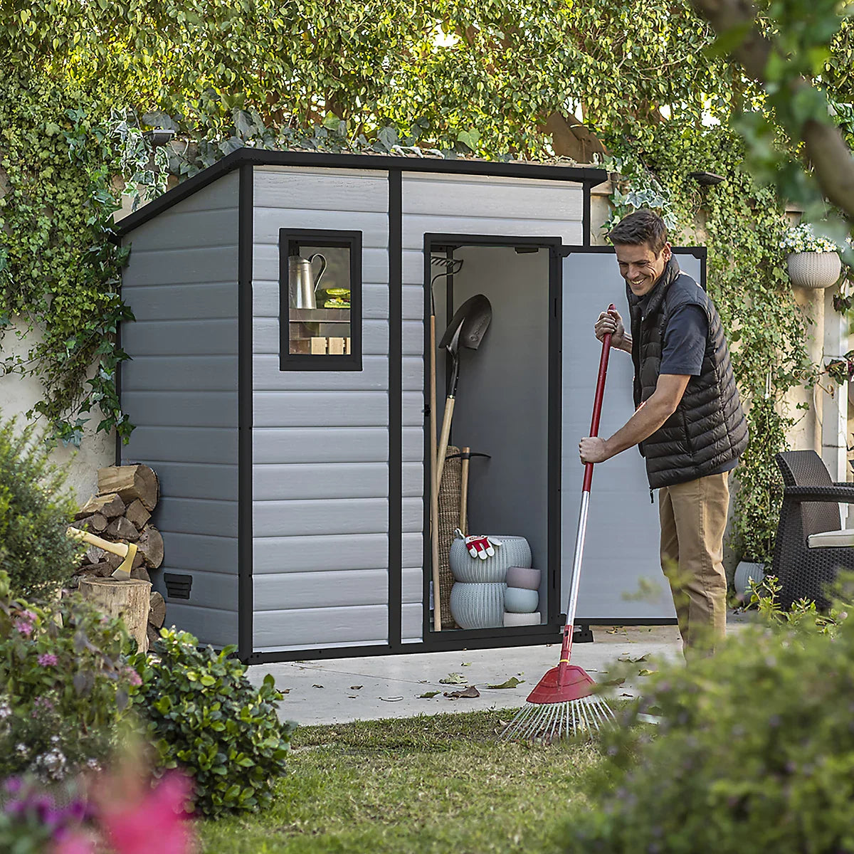 Abri de jardin Klikstrom Senner 1,8 x 1,2 m en résine gris, avec plancher et 1 fenêtre