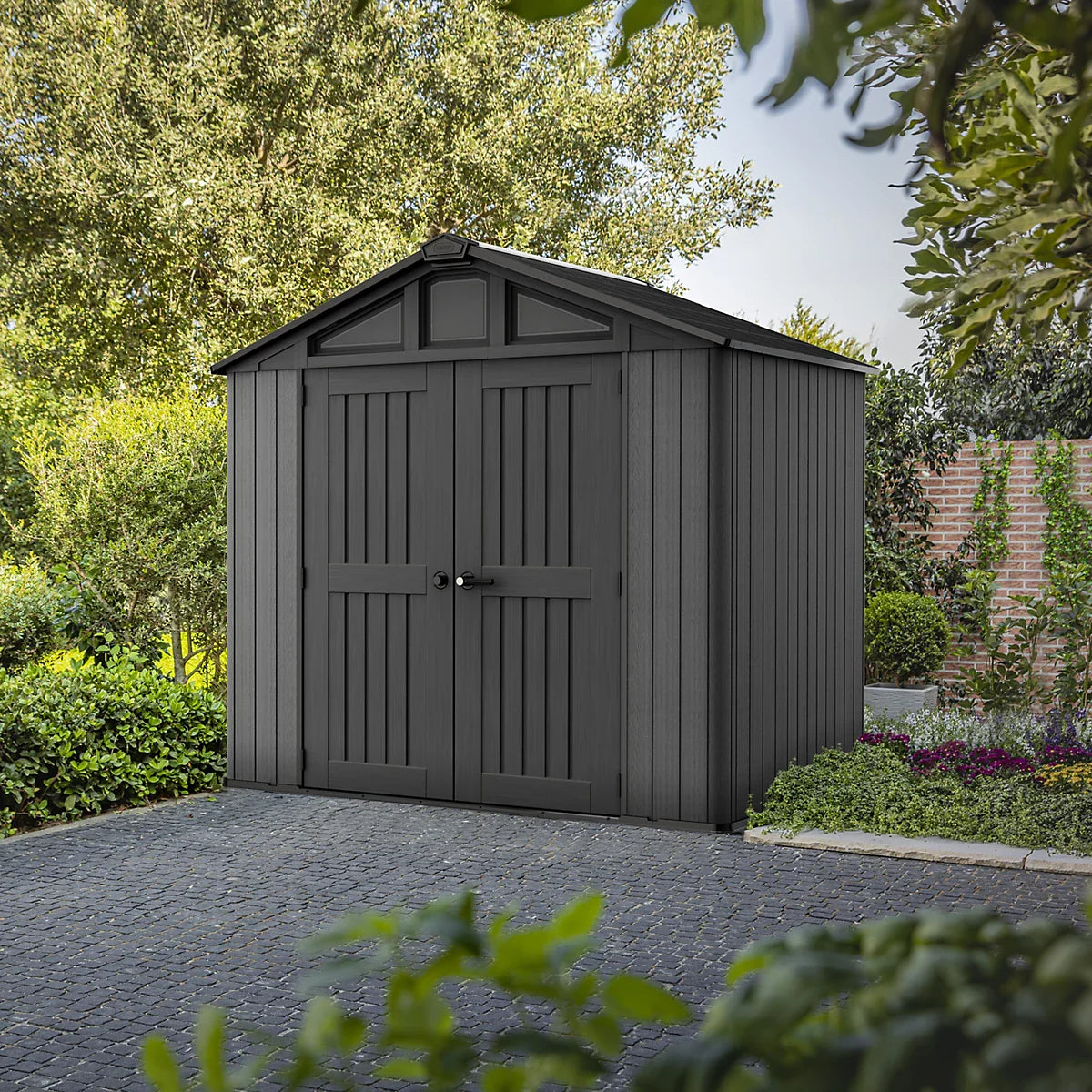 Abri de jardin en plastique Keter Stronghold 8 x 6 pi avec plancher et 10 fenêtres avec base