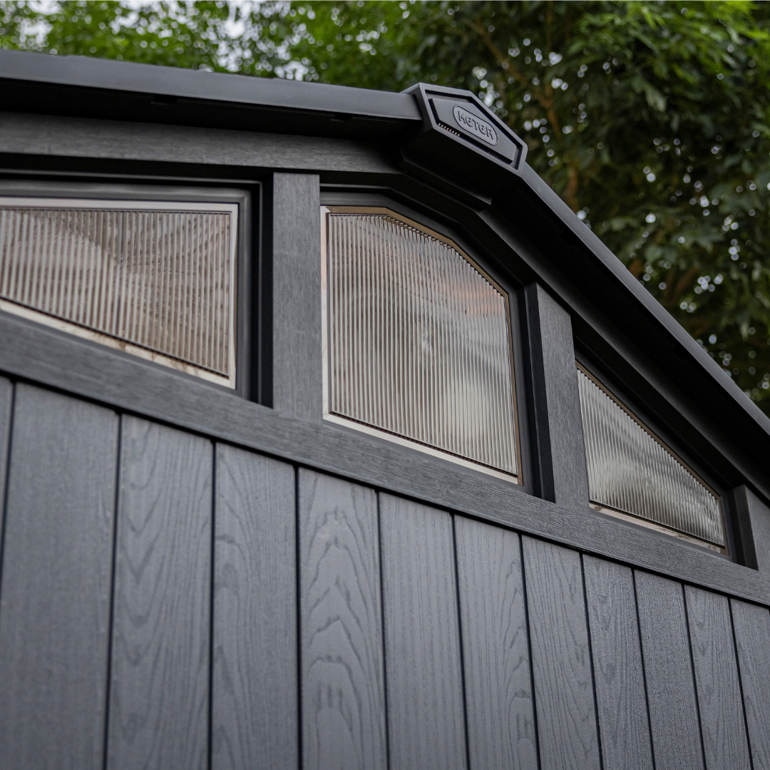 Abri de jardin Keter Stronghold 8x6 pi. en résine, aspect bois gris